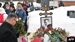 Diplomați străini depun flori la mormântul din Moscova al lui Aleksei Navalnîi.