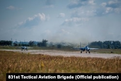 Пара винищувачів Су-27 831-ї бригади тактичної авіації перед зльотом у Миргороді