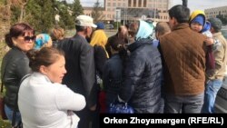 Протестующие против принудительного сноса домов жители производственного кооператива «Полянка» у столичного акимата. Нур-Султан, 22 мая 2019 года.