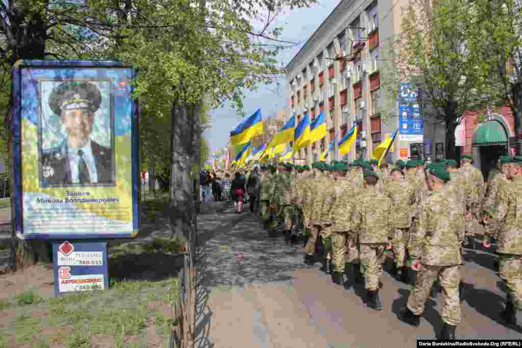 Уздовж бульвару Шевченка розмістили портрети та інформацію про бійців, які загинули на передовій