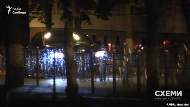 Лише близько десятої вечора авто виїхало з МВС Лише близько десятої вечора авто виїхало з МВС