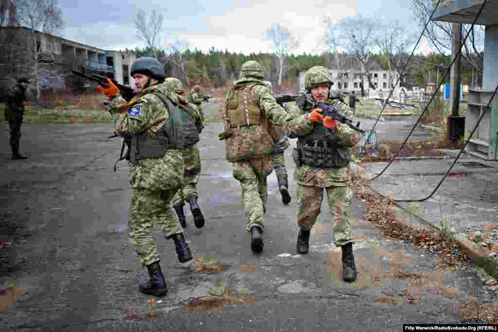 Рота новобранців починає бігти після того, як заходить у поселення. Основна увага приділяється координації та розумінню інших людей