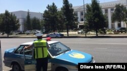 Шымкент көшелерінің бірінде тұрған патрульдік полицей. Көрнекі сурет
