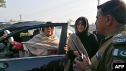 د عمران خان خويندې د ډېسېمبر پر ۱۲مه د اډيالې زندان مخې ته له پولیسو سره خبرې کوي.