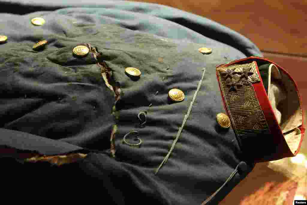 زي سلاح الفرسان الذي كان يرتديه الدوق فرانتس فردناند يوم اغتياله، وهو معروض في متحف التاريخ العسكري في فيينا. 