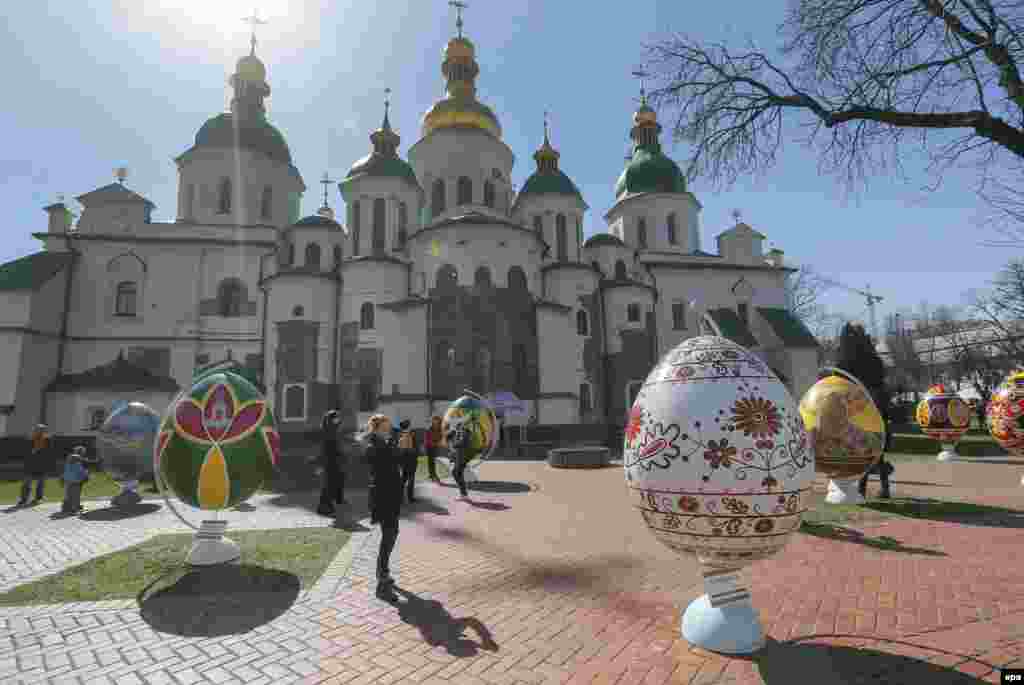 Un ou pictat uriaș la Festivalul ouălelor de Paște la Catedrala Sf. Sofia de la Kiev. &nbsp;