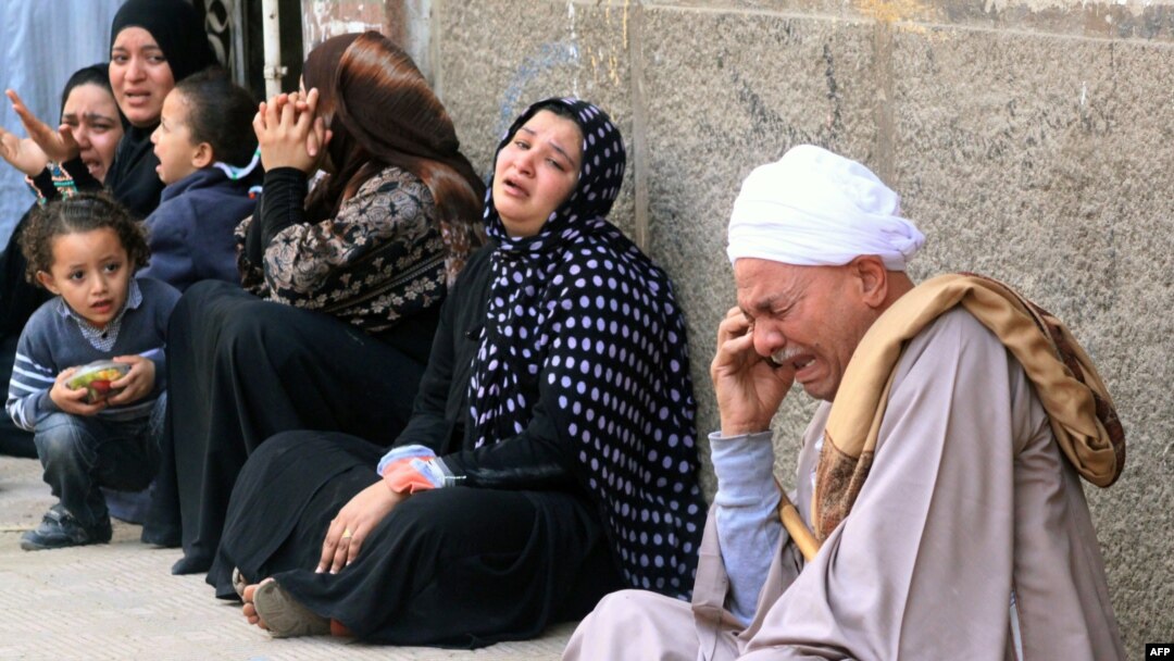 خانواده کسانی که حکم اعدام برای آنها صادر شده بیرون دادگاه جمع شدند