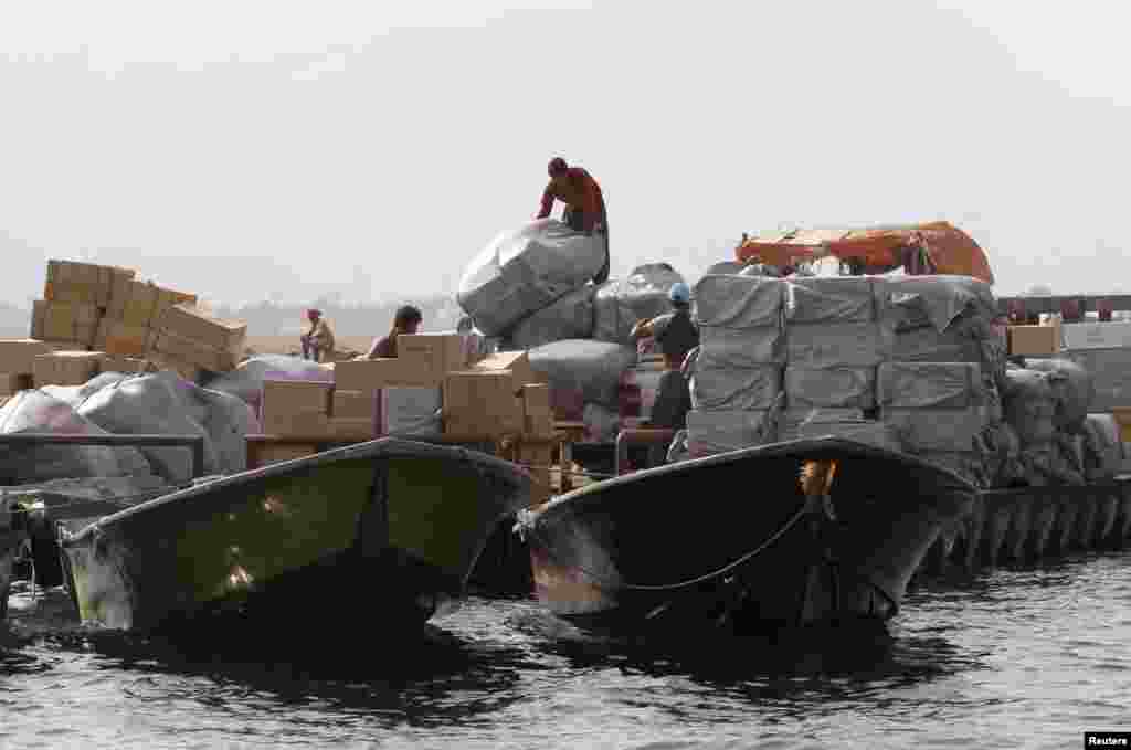 &nbsp;Iranian smugglers load goods at the Omani port of Khasab on September 26th 2012.