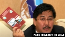 Ректор Казахского национального университета имени аль-Фараби Галымкаир Мутанов демонстрирует брошюру "Университет без коррупции". Алматы, 18 ноября 2010 года.