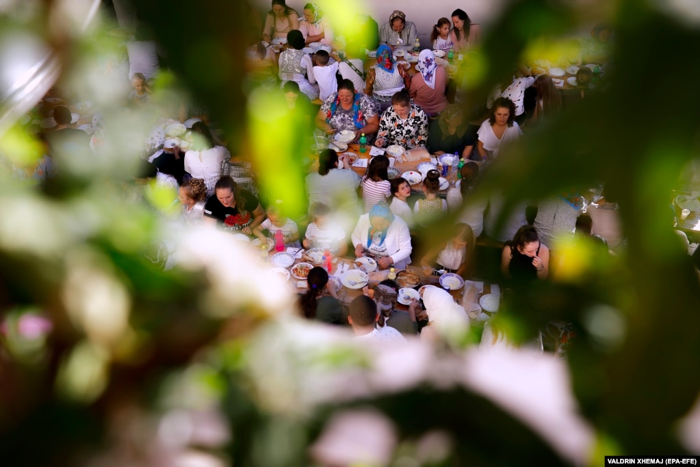 Dasmorët shijojnë ushqimet në tavolinat e shtruara në ambiente të jashtme.