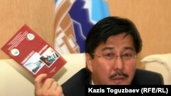 Ректор Казахского национального университета имени Аль-Фараби Галымкаир Мутанов демонстрирует брошюру "Университет вне коррупции". Алматы, 18 ноября 2010 года.
