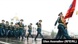 Кыргыз армиясынын жоокерлери 9-май - Жеңиш майрамында уюштурулган парадда. 2015-жыл, Бишкек. 