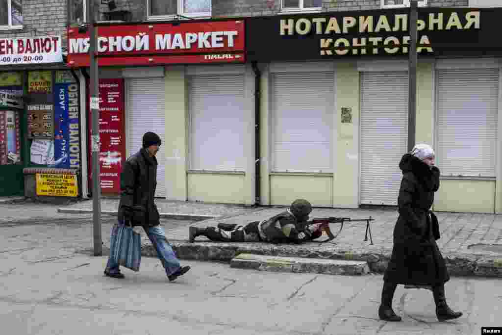 Orsýetçi pitneçi ukrain separatistleriniň antiterror türgenleşik diýýänine gatnaşýar, Donetsk, 18-nji mart. (Roýters/​Marko Djurica)