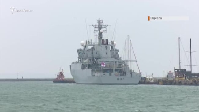 Британский военный корабль в Черном море (видео)