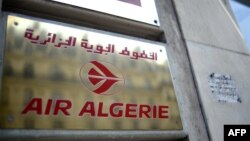 Табличка с логотипом авиакомпании Air Algerie.