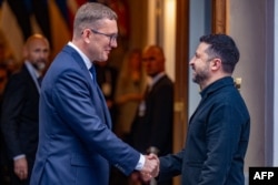 Prim-ministrul estonian Kristen Michal (stânga) îl întâmpină pe președintele Ucrainei, Volodimir Zelenski, la sosirea acestuia la summitul prim-miniștrilor din țările nordice și baltice (NB8), pe 9 iunie 2026, la Tallinn.