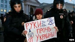 Учасниця акції протесту проти військового вторгнення Росії до України, Москва 4 березня 2014 року