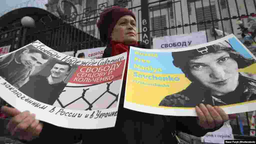 Građani ispred ambasade Rusije u Kijevu zahtijevaju puštanje Nađe Savčenko na slobodu, 22. mart 2016.