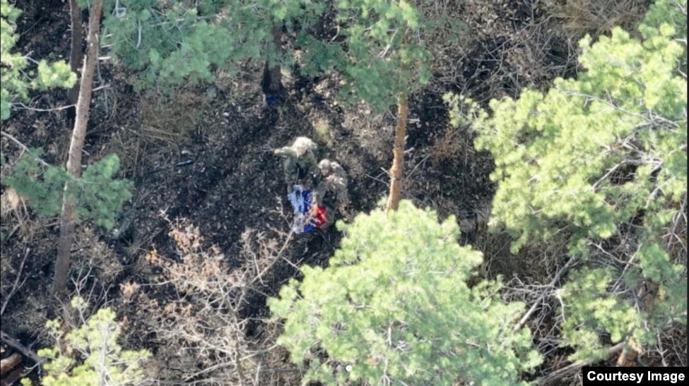 Bruce dhe një luftëtar tjetër me flamur rus pasi pushtuan një pozicion pranë Limanit në rajonin e Donjeckut të Ukrainës.