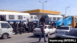 Російська поліція в окупованому Криму намагається обмежити автопробіг кримських татар пам’яті роковин депортації, 18 травня 2015 року