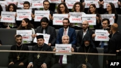 Jermenski aktivisti i vjerski velikodostojnici u Bundestagu su zahvalili natpisima na usvajanju rezolucije, 2. juni 2016.