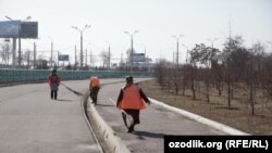 Сотрудницы Управления благоустройства чистят улицу в Ташкенте.