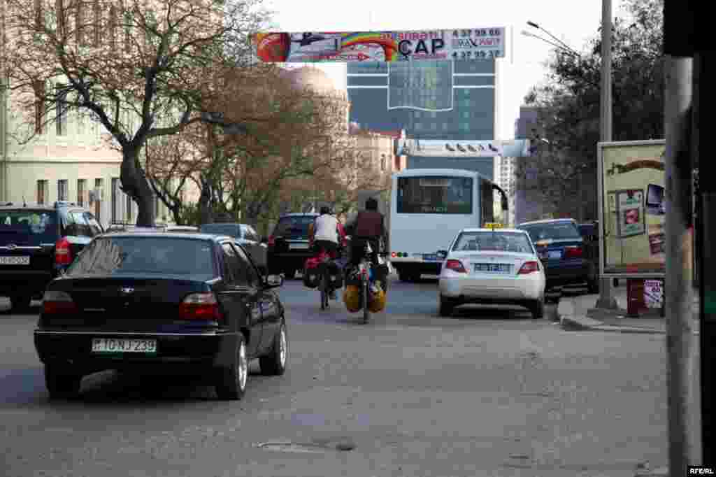 Dünyanı velosipedlə gəzən cütlük Bakıda #22