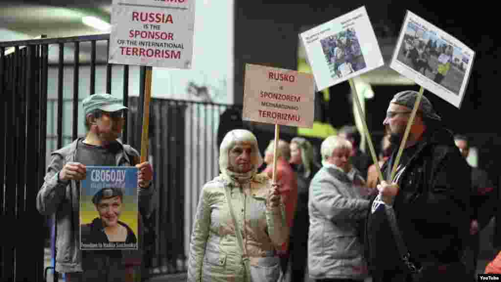 Прага, Чехія &ndash; мітинг біля концертної зали на знак протесту проти виступу Ансамблю пісні і танцю російської армії імені Александрова, 15 жовтня 2015 року