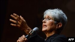 Joan Baez cântînd la ceremonia de deschidere a Forumului 2000, ediția 17, la Praga, 15 septembrie, 2013.