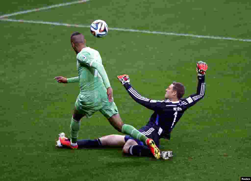 &nbsp;Almaniya-Əlcəzair &ndash; 2:1. Almanların qolkiperi Manuel Neuer əlcəzairli Islam Slimani-nin hücumunun qarşısını alır.