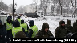 Очищення вулиці Грушевського біля будівлі Верховної Ради після ліквідації табору демонстрантів, Київ, 3 березня 2018 року