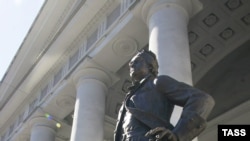 На фоне событий последних дней не удивляет даже сообщение о финансовых претензиях к Российской академии художеств, возглавляемой «непотопляемым» Зурабом Церетели. Памятник Петру его работы в Питере