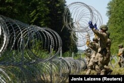 Вайскоўцы майструюць загароды на беларуска-літоўскай мяжы