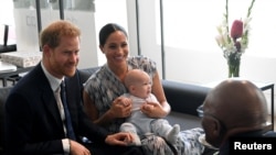 Принц Гарри и Меган Маркл с первым ребёнком, сыном Арчи, родившимся 6 мая 2019. Сразу после рождения он стал седьмым в порядке британского престолонаследия.