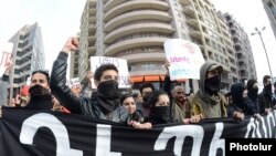 Armenia - Hundreds of people demonstrate in Yerevan against Russian President Vladimir Putin's visit, 2Dec2013.