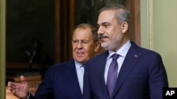 Russian Foreign Minister Sergey Lavrov (left) and his Turkish counterpart, Hakan Fidan, arrive for a press conference in Moscow on August 31. 