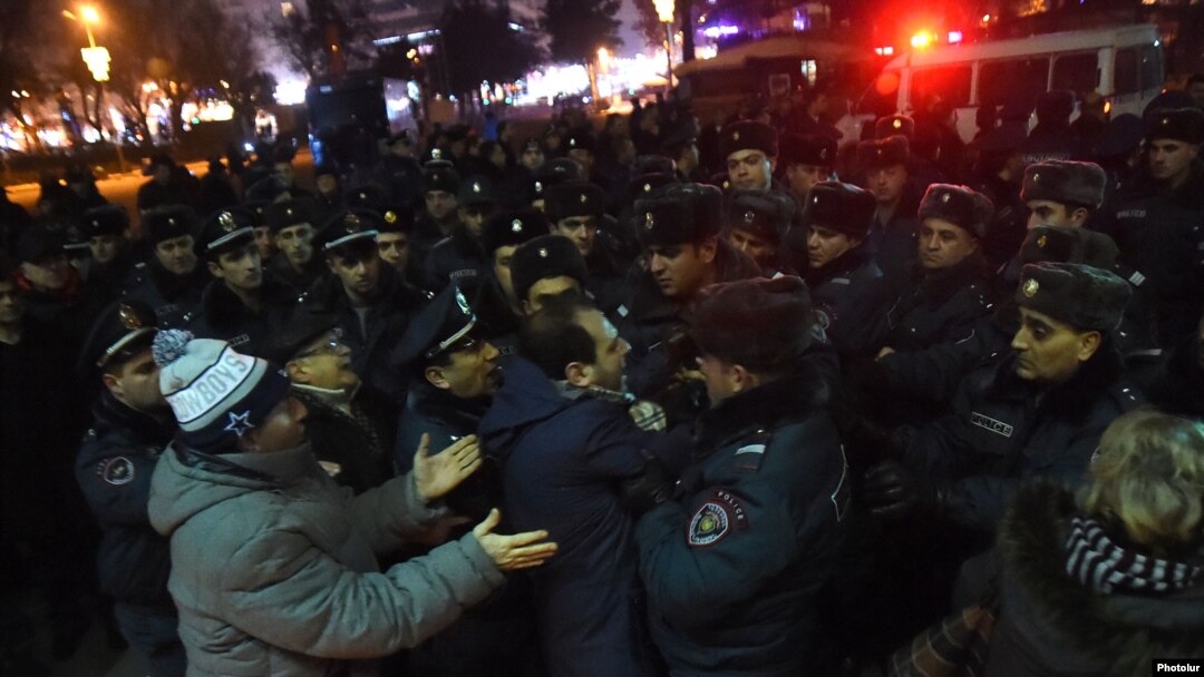 Полиция задерживает людей на площади Свободы в Ереване, 15 января 2015 г․