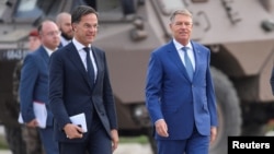Nizozemski premijer Mark Rutte i rumunjski predsjednik Klaus Werner Iohannis tokom posjeta NATO borbenoj grupi stacioniranoj u Cincu, Rumunija, 12. 10. 2022.