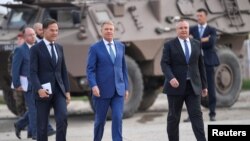 Din punt de vedere militar, Olanda are o contribuție importantă la prezența militară NATO la Cincu. Politic, Olanda a fost, de-a lungul anilor, printre principalii opozanți la aderarea României la Spațiul Schengen. În imagine, vizita lui Mark Rutte la cincu, 12 octombrie 2022