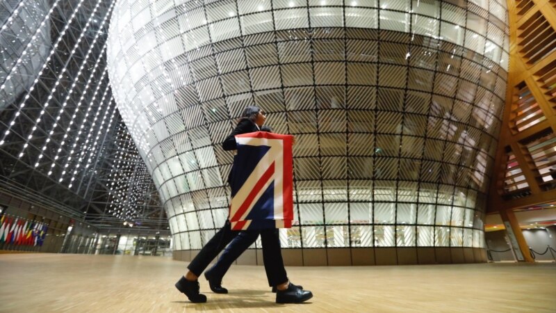 Барние: Британија ги отфрла сите нови одложувања на Брегзит