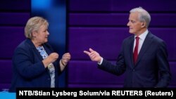 Liderka Hoyre Erna Solberg i norveški premijer Jonas Gahr Store tokom debate uoči opštih izbora u Oslu, Norveška, 2. septembra 2025.