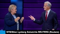 Лидерката на Хојр, Ерна Солберг, и норвешкиот премиер Јонас Гар Сторе за време на дебатата пред општите избори во Осло, Норвешка, на 2 септември 2025 година.