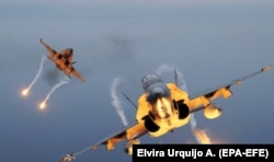 За даними Reuters, Україна просить США серед іншого надати винищувачі F-18. На фото: два F-18 на військових навчаннях Ocean Sky членів НАТО США, Туреччини та Іспанії на базі ВПС Гандо на Канарських островах, 25 жовтня 2019 року