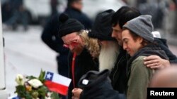 A támadás alatt épp a Bataclanban fellépő Eagles of Death Metal zenekar tagjai koszorút helyeznek el az áldozatok emlékére Párizsban 2015. december 8-án