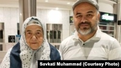 Шавкати Муҳаммад бо модараш Шарофат Шарифова