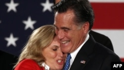 Митт Ромни рафиқаси билан.