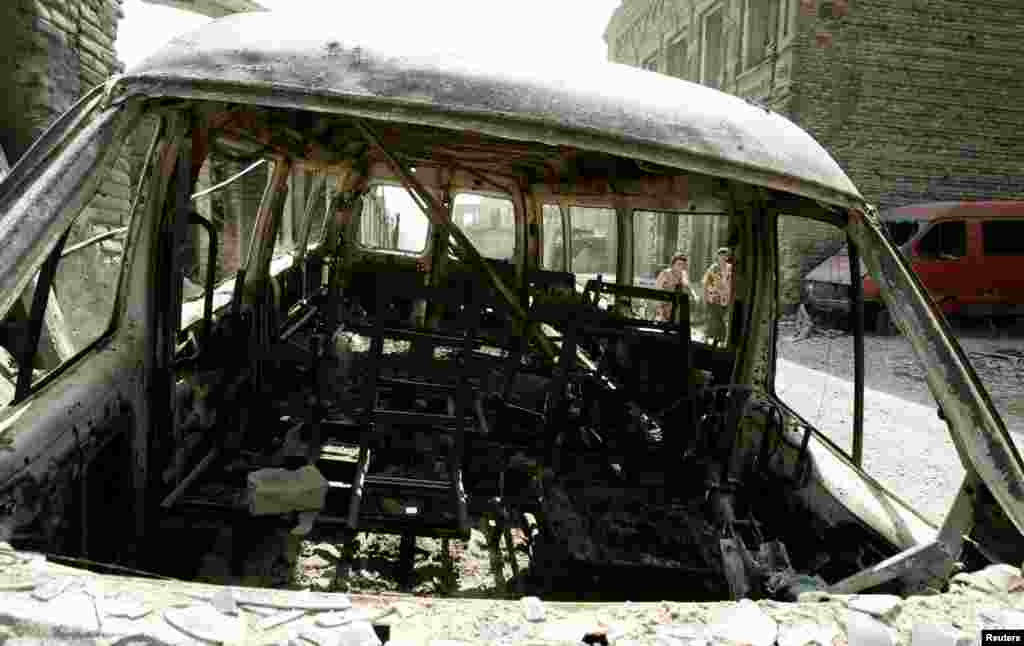 Остов сгоревшего автомобиля в Цхинвали. 30 августа 2008 года.