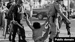 Задержание демонстранта полицейским спецназом. Аргентина, времена военной хунты, 1970-е годы 