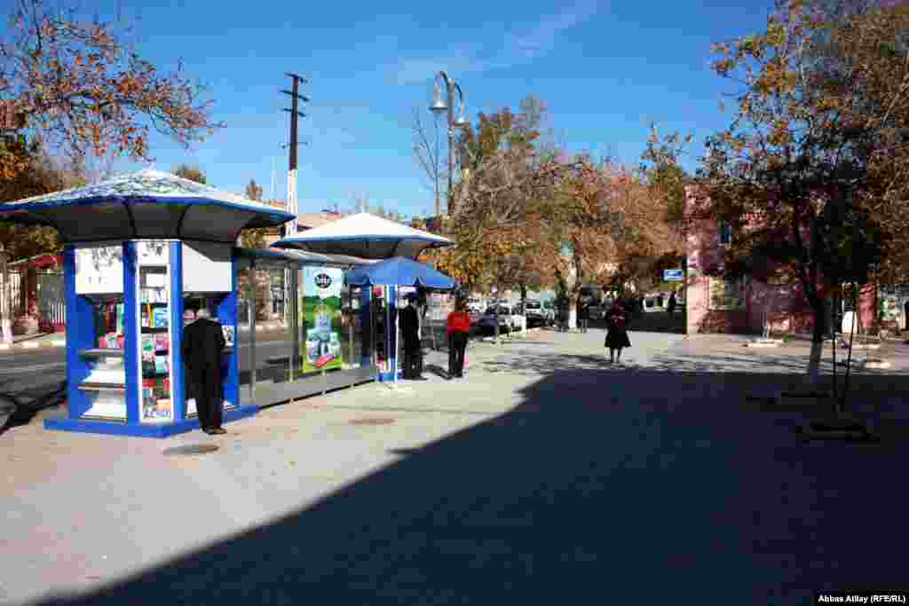 Şəhər mərkəzində yerləşən qəzet köşklərindən biri. Bu qəzet köşklərində müstəqil və tənqidi mətbuata rast gəlinmir.