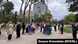 На місці перебувають десятки правоохоронців, будівельну ділянку почали огороджувати парканом